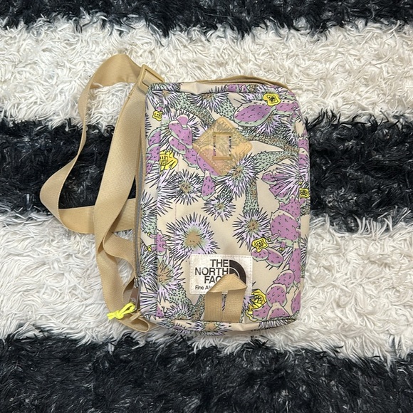 The North Face Berkeley Floral Field Bag, Mineral Purple Cactus - Picture 5 of 10